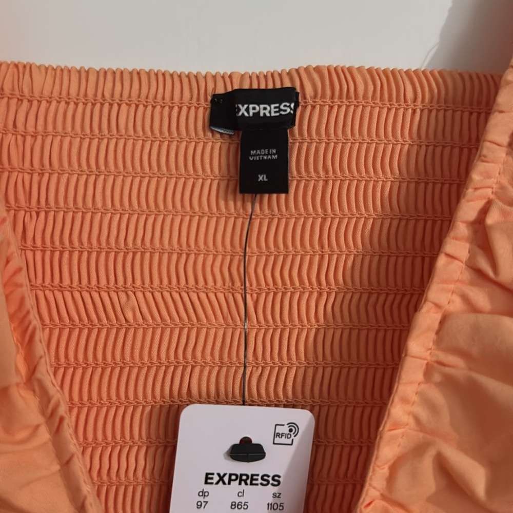 Express XL NWT
V-Neck Smocked Cuff Peplum Top Women's - Picture 4 of 8